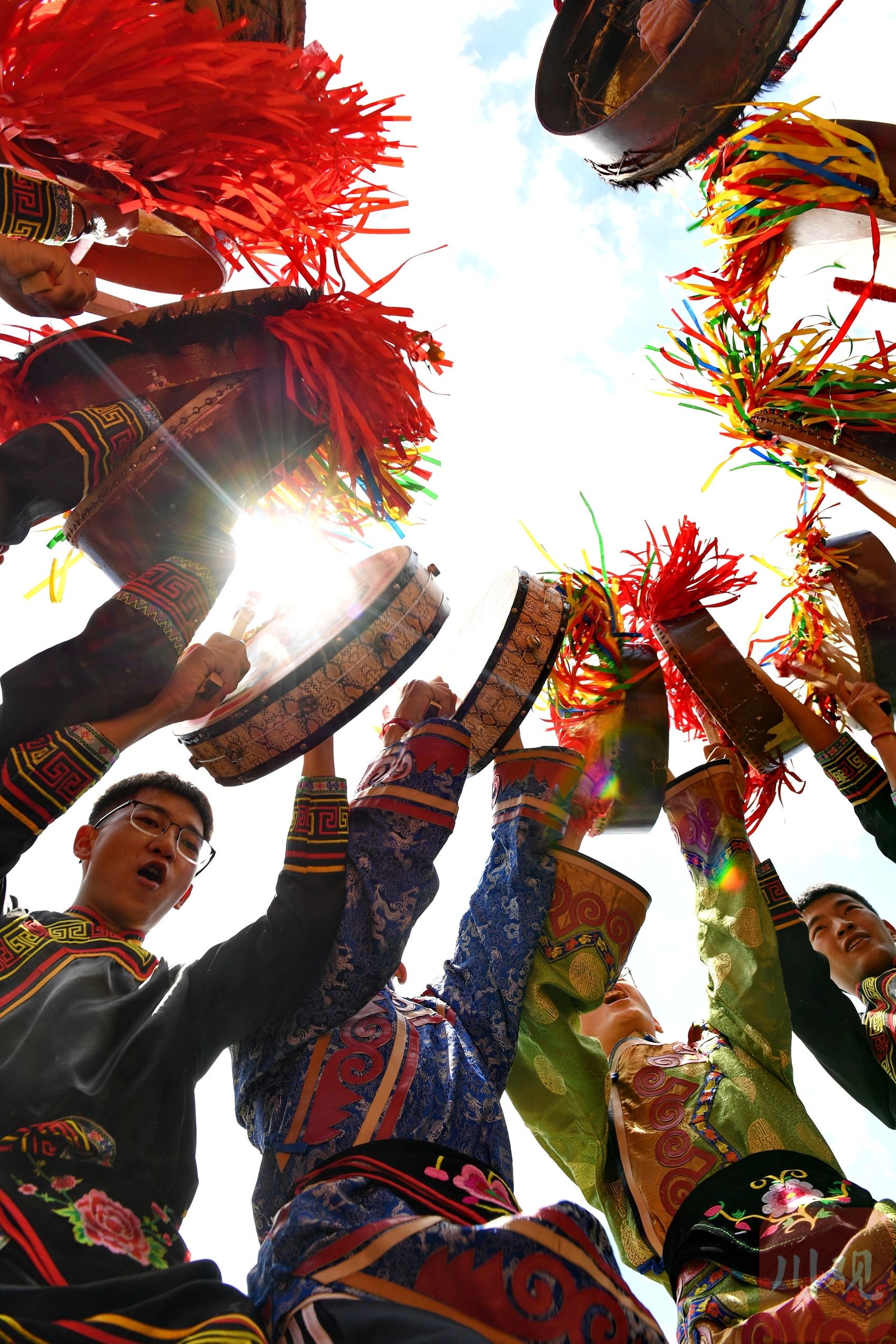 图集丨四川汶川:校园里跳起羊皮鼓舞 感受非遗独特魅力|汶川_新浪财经