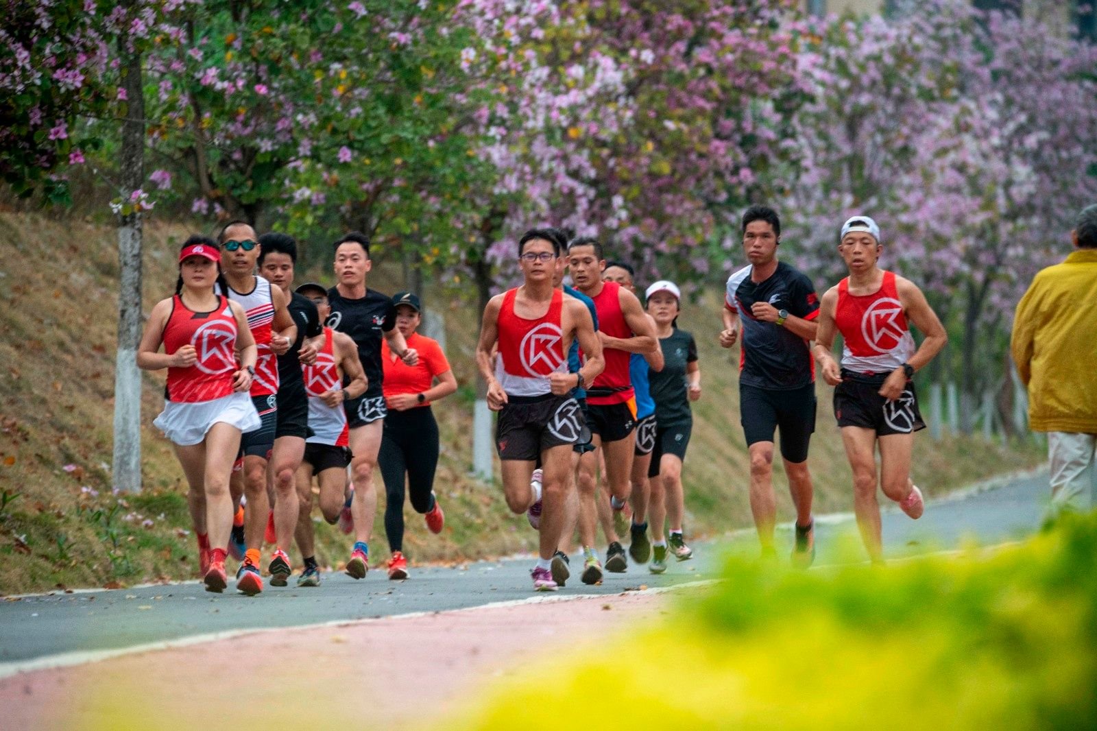 跑步爱好者在广西梧州市玫瑰湖公园跑道上跑步运动锻炼。（图片由CNSPHOTO提供）