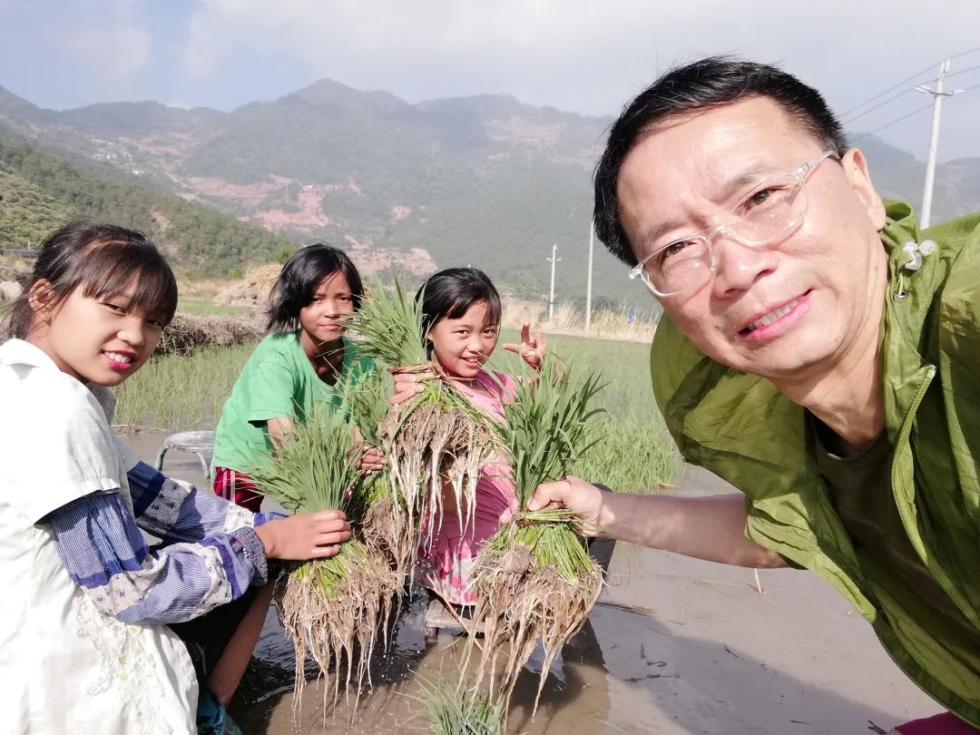 赵红明和孩子们下田