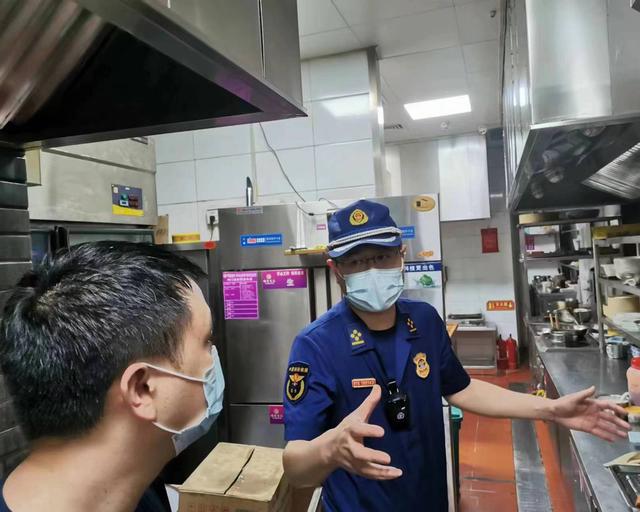 亚运村大队检查小组防火监督员对餐饮企业后厨进行检查。图源：朝阳区消防救援支队