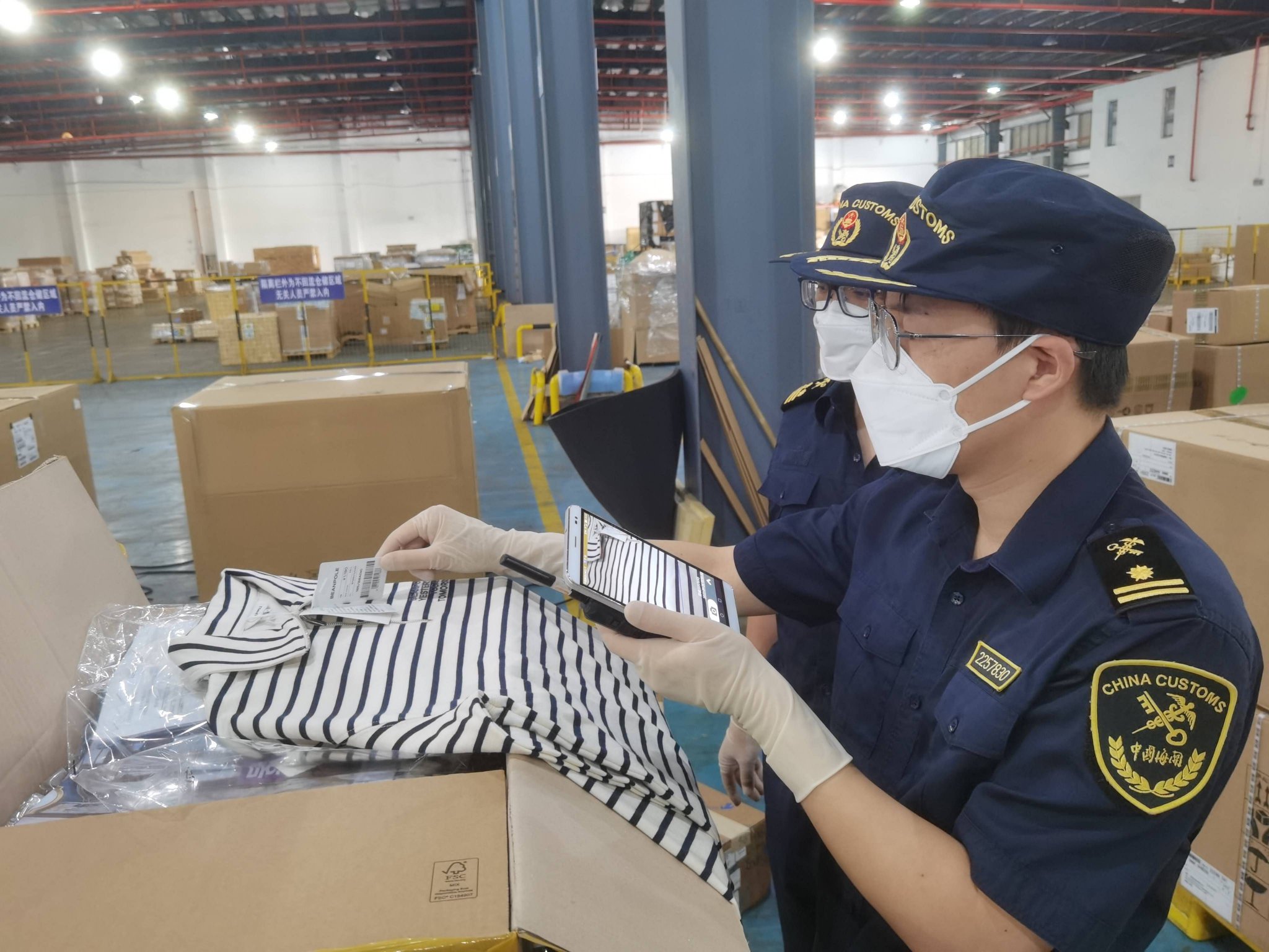上海浦东国际机场海关关员现场查验进口服装.胡靓 图