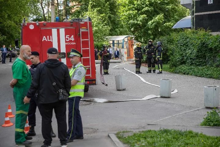 5月30日，消防员聚集在俄罗斯首都莫斯科的楼房遭袭现场。新华社记者白雪骐摄