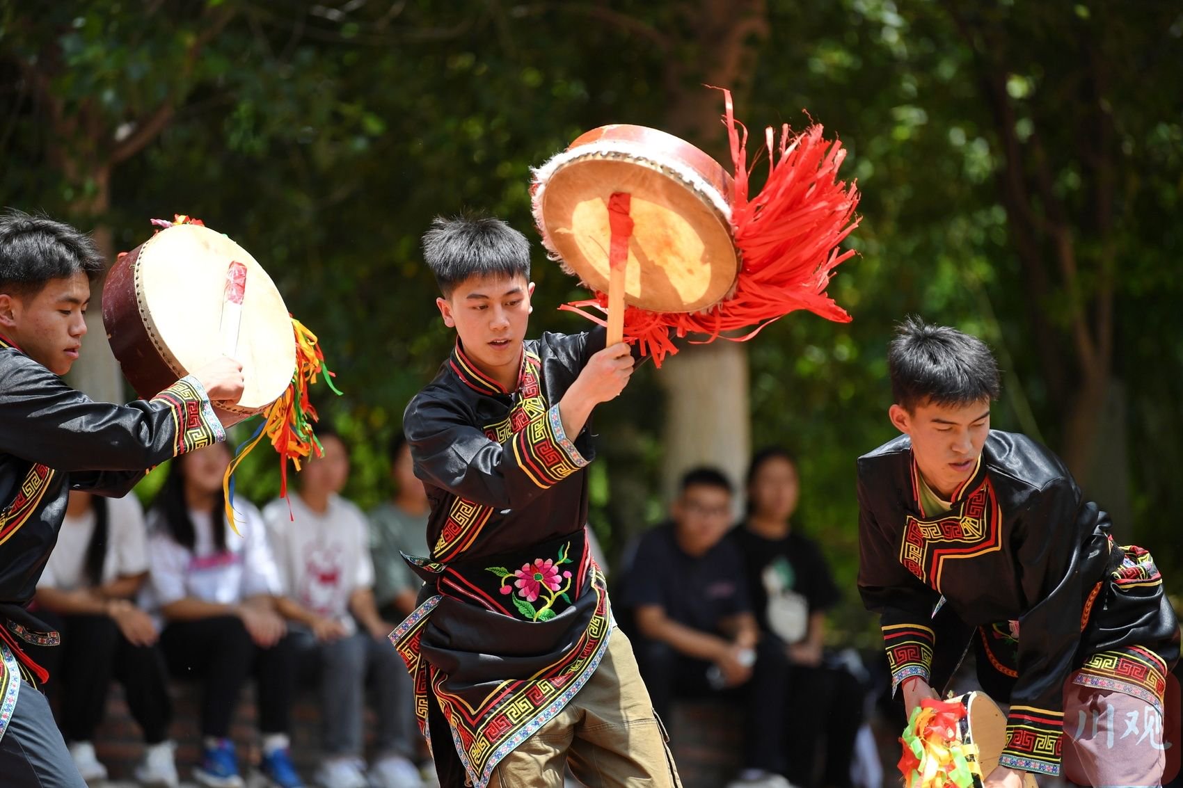 5月30日,四川省汶川中学的学生课余时间学习体验羌族羊皮鼓舞.