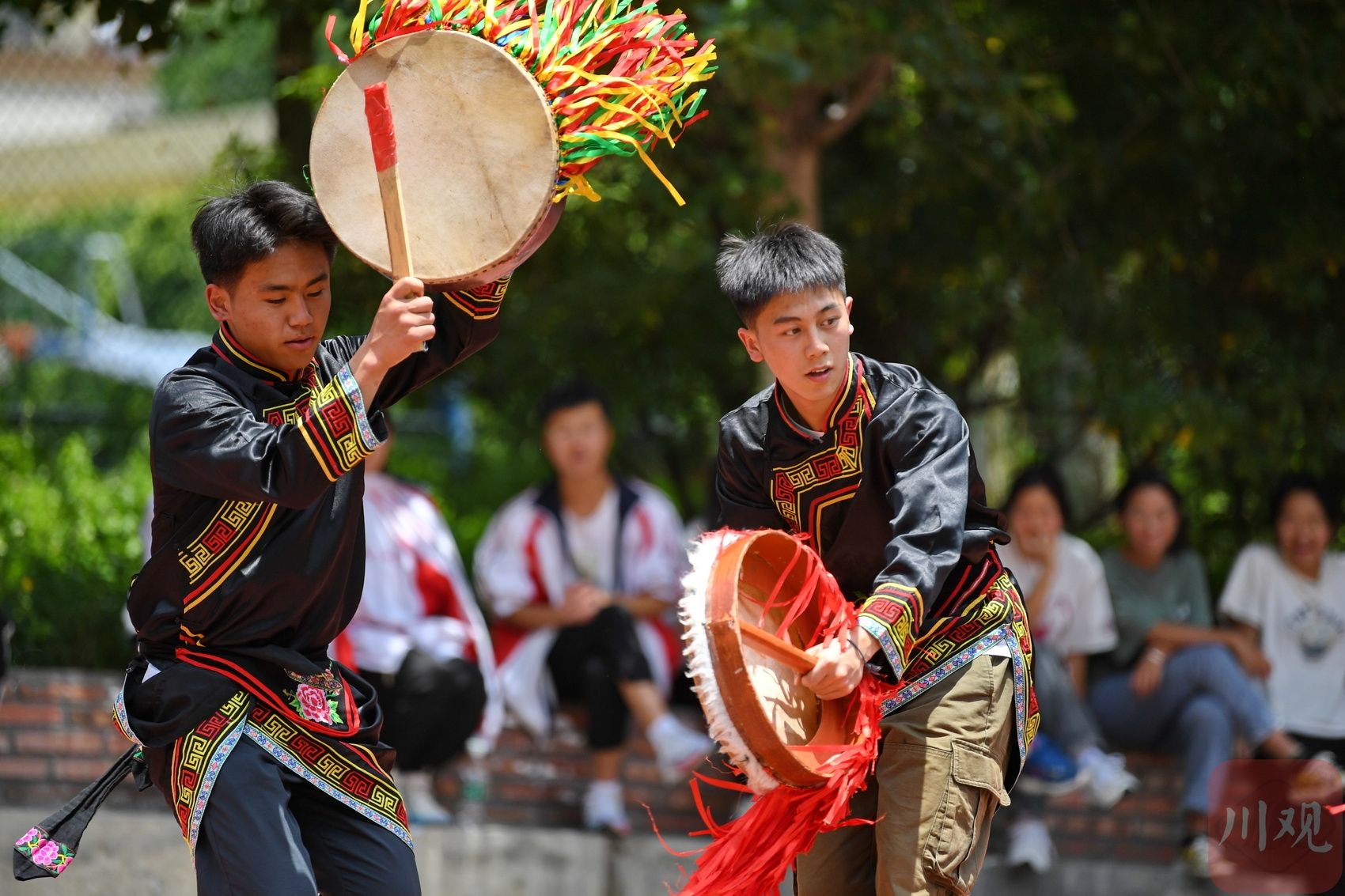 5月30日,四川省汶川中学的学生课余时间学习体验羌族羊皮鼓舞.