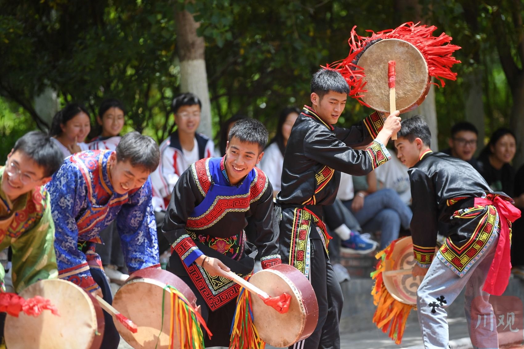 图集丨四川汶川:校园里跳起羊皮鼓舞 感受非遗独特魅力