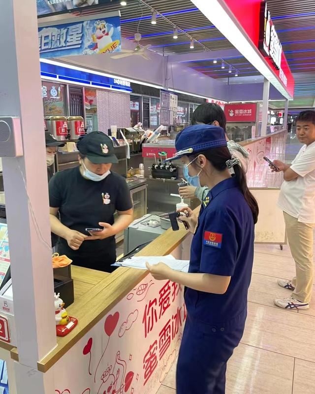亚运村大队检查小组防火监督员对奶茶店进行检查。图源：朝阳区消防救援支队