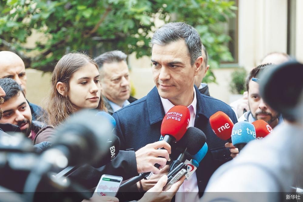 西班牙首相桑切斯在马德里参加选举活动时接受采访.&nbsp