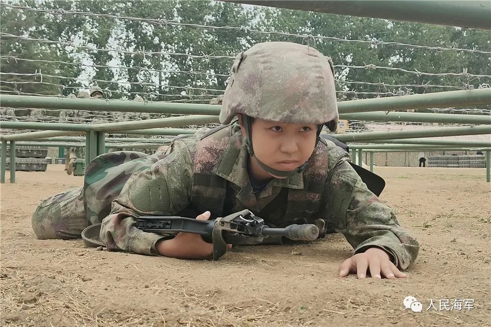 ▲韩林阳在战术训练场进行战术攀爬训练