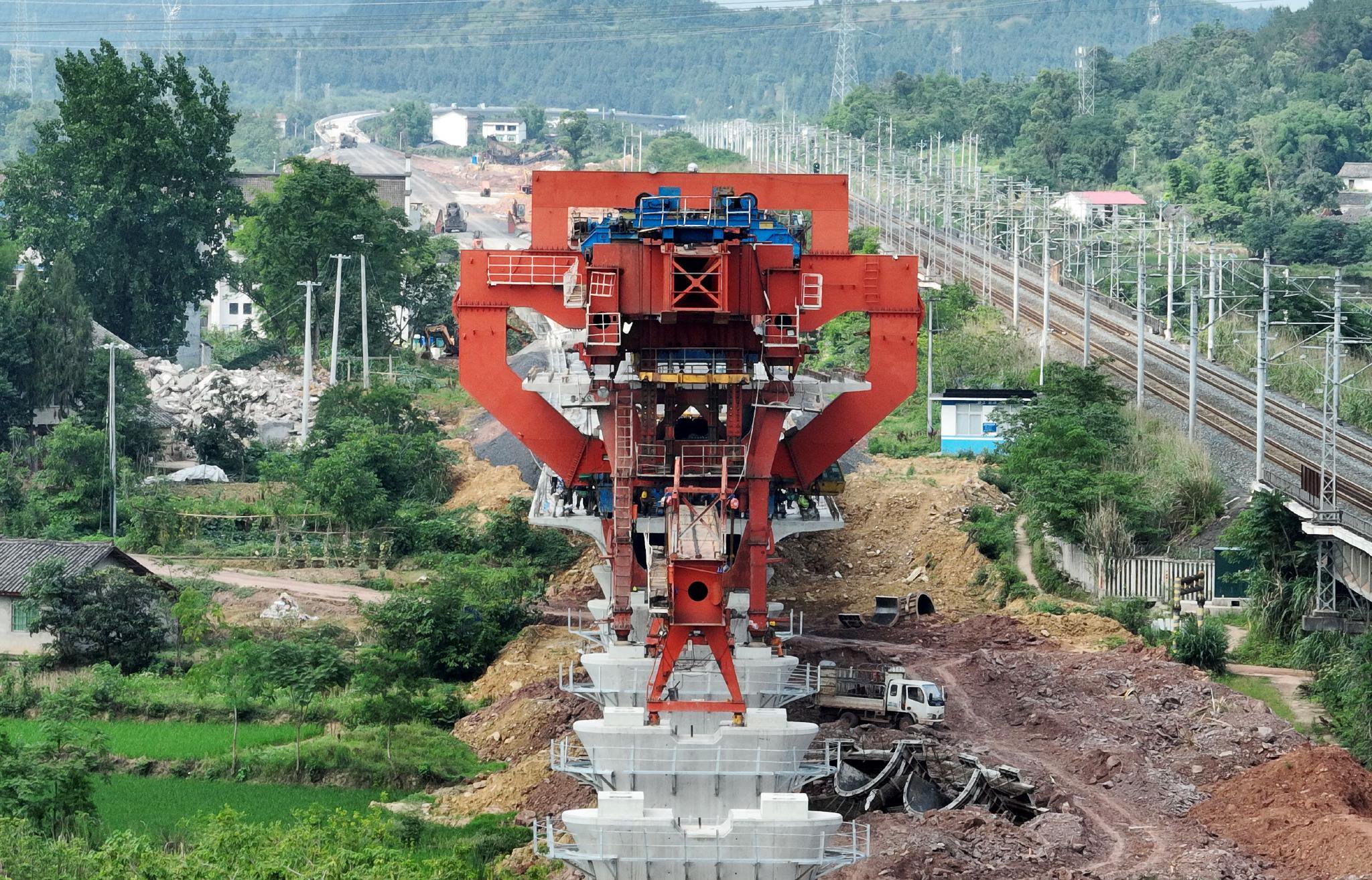 ↑建设中的汉巴南铁路（顺庆段）正在进行架梁施工