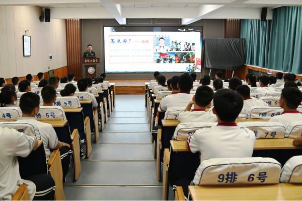 吉林省东辽县"红蓝融合"国防教育进校园启动仪式在该县第二高级中学