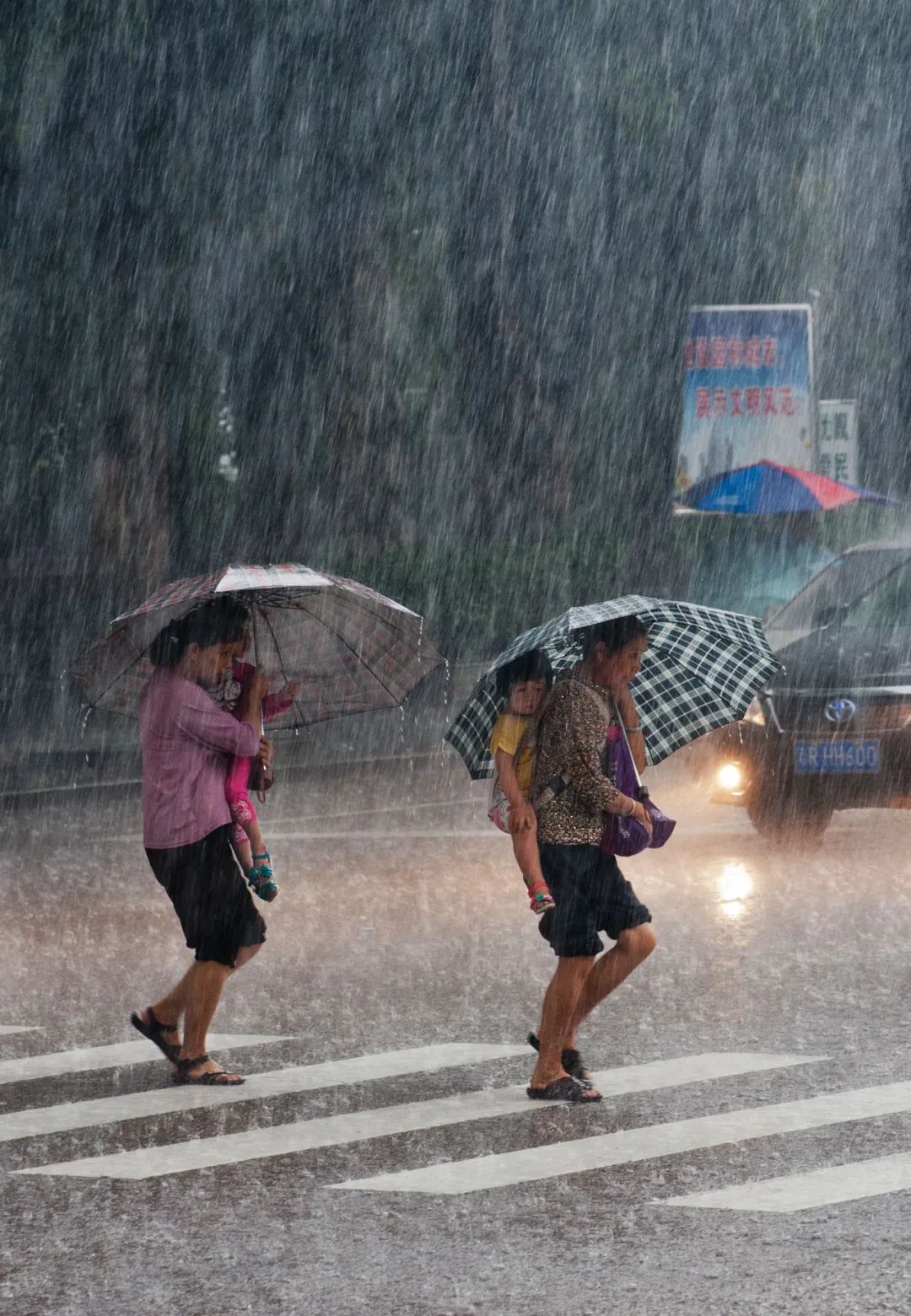 下午三点半左右,天降大雨