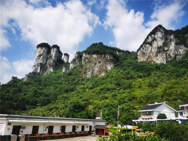 化屋村的地标之一 "天竹峰" 记者王焕君/摄