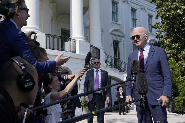 美国华盛顿特区,美国总统拜登在白宫南草坪与记者交谈