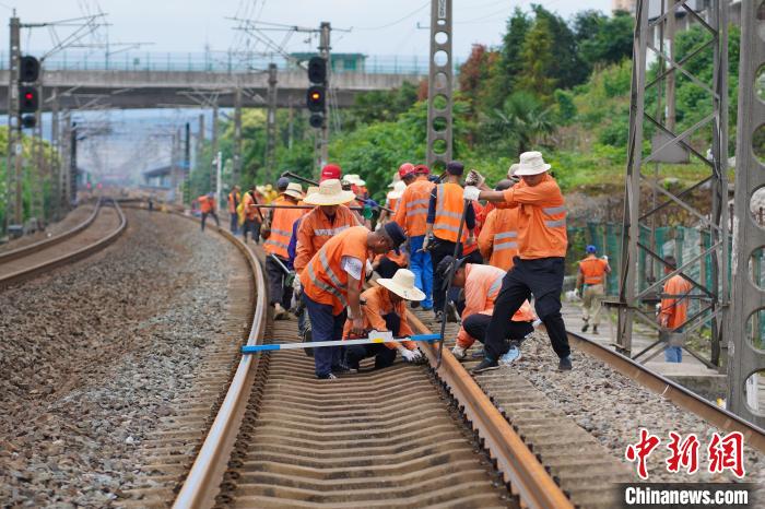 图为铁路工人在武九铁路开展更换长轨和应力放散施工作业.黄钟滨摄