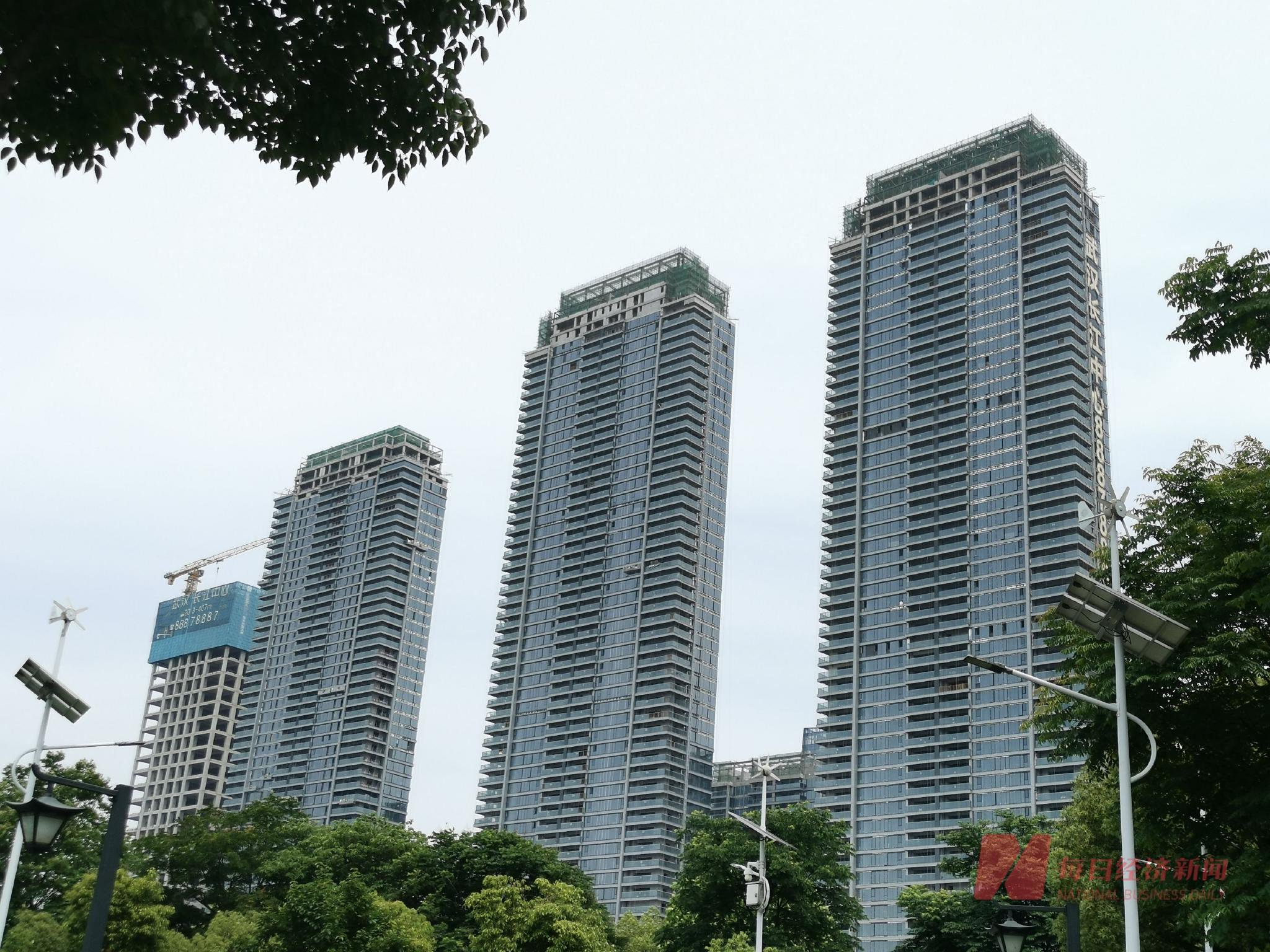 每经记者直击武汉楼市:"降价跑量"成常态,有楼盘最高跌价达5成|武汉市