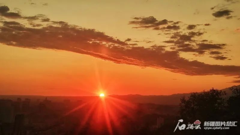 6月1日早晨，乌鲁木齐市，火红的朝阳冉冉升起。石榴云/新疆日报记者张万德摄