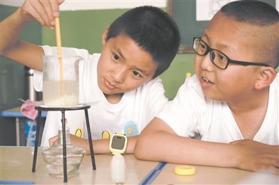 图④图③ 四川什邡的学生在科学课上搭廊桥.