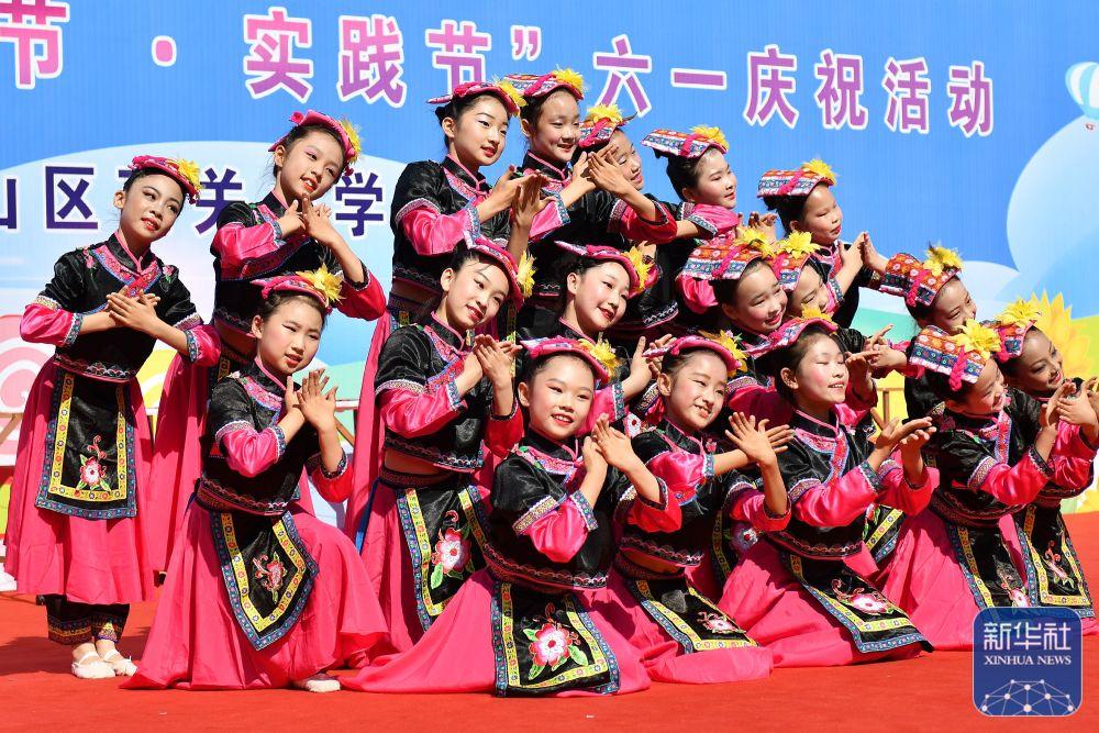 山东省烟台市福山区西关小学的学生在儿童节主题活动中表演文艺节目