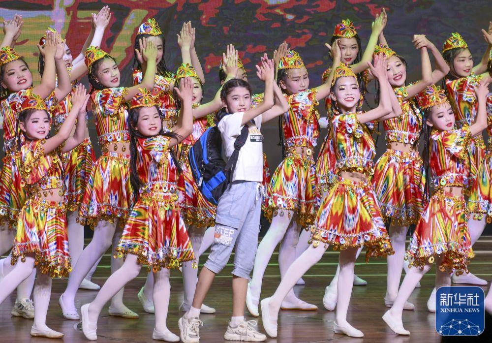 5月31日,新疆乌鲁木齐县中梁小学的学生在文艺演出中表演舞蹈.