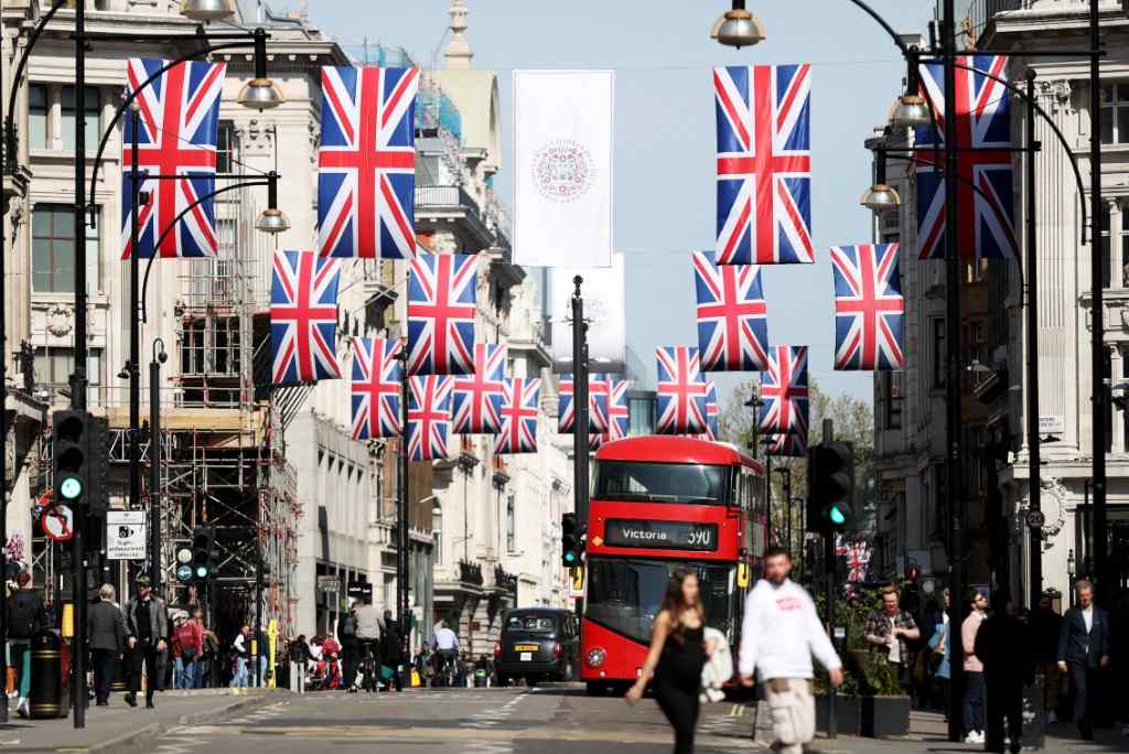5月3日,人们走在英国伦敦街头.新华社记者李颖摄