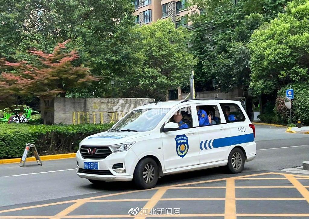 纵观天下|网传西安一城管执法车超载车内人员还比"v"字手势|执法局