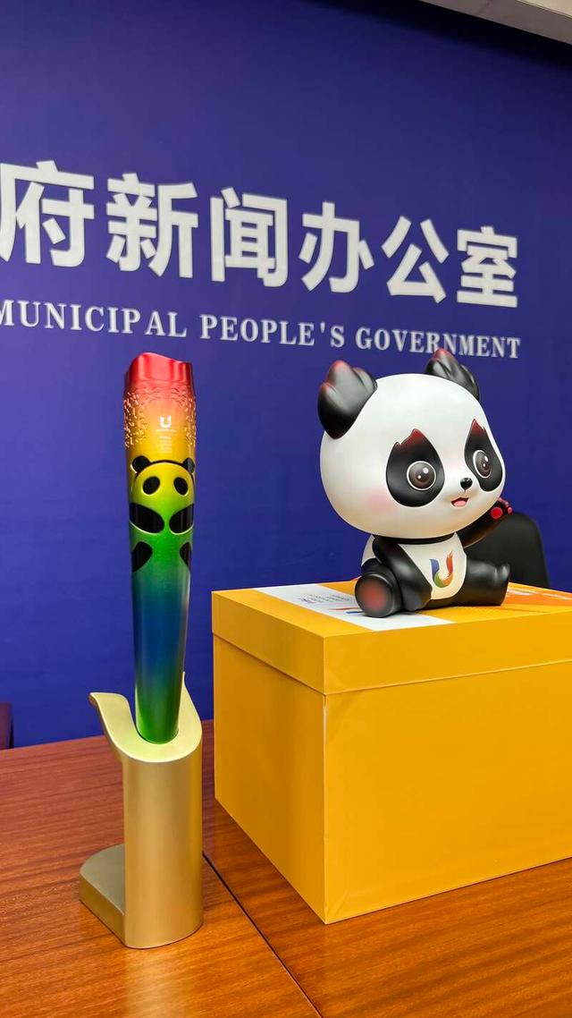 成都大运会火炬"蓉光"和吉祥物"蓉宝".汪龙华/摄