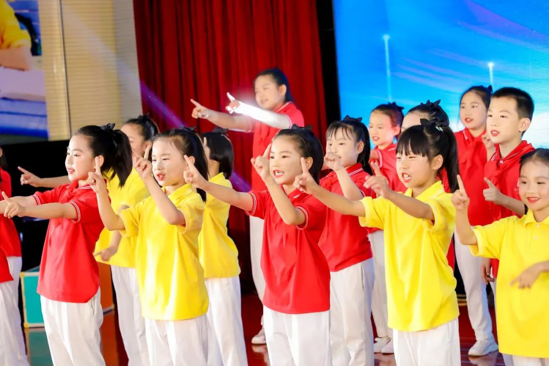 孩子们合唱的《萱草花》《童年》。北京师范大学大兴附属小学供图