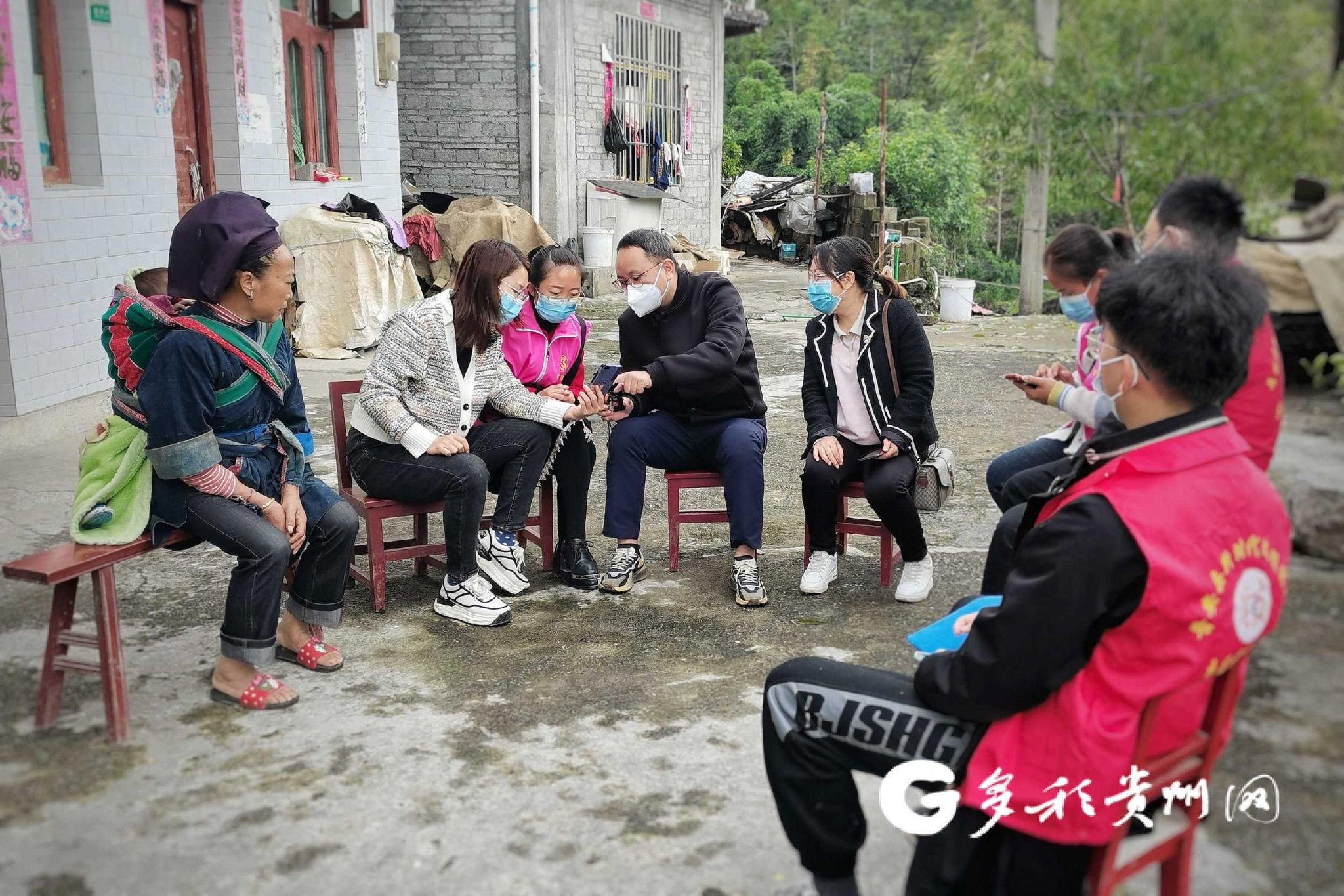 罗盈平(左4)入户调查为患病家庭申请救助资金