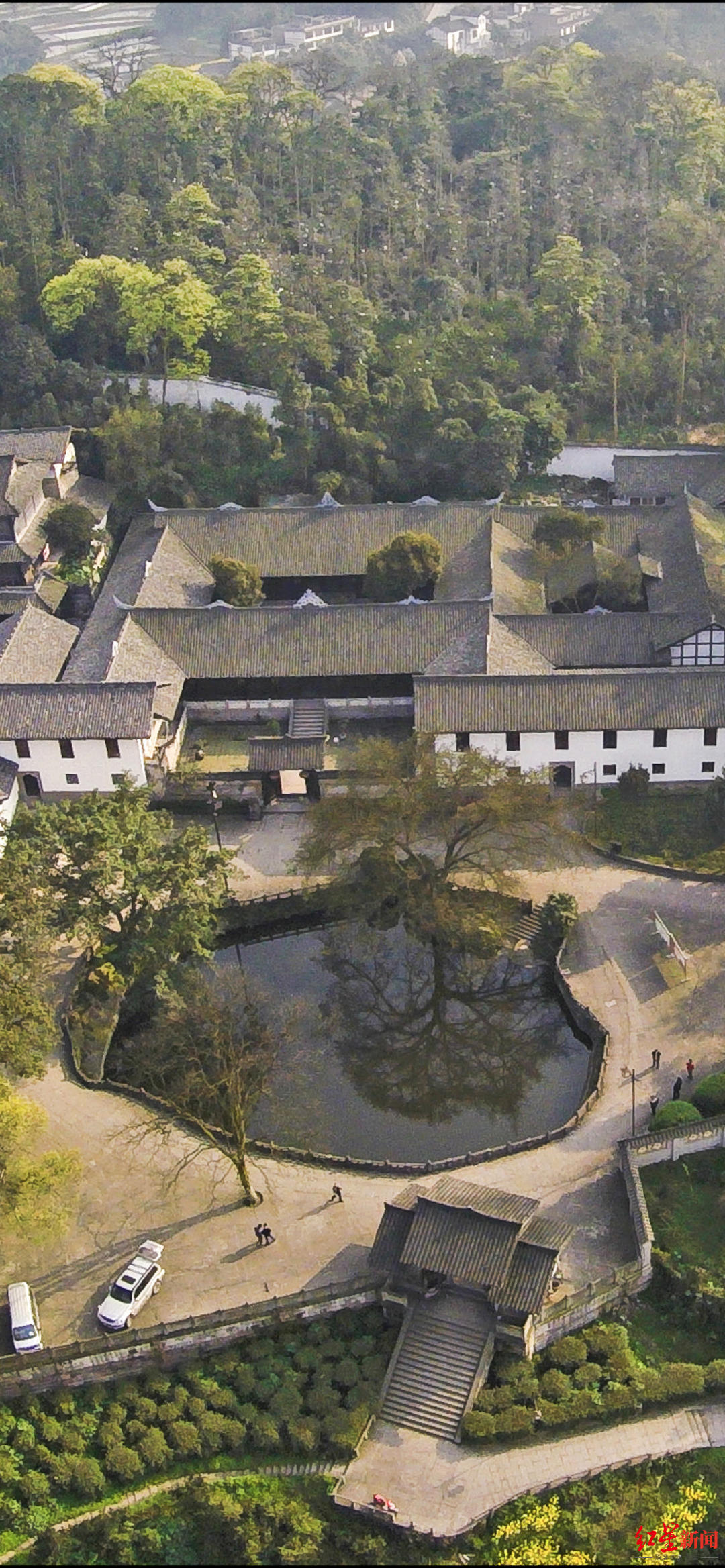 称为"夕佳山古典庄园",被誉为"川南民居活化石",坐落于江安县夕佳山镇