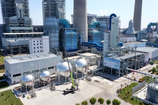 图为ccus项目现场该项目为亚洲最大煤电碳捕集与利用示范项目,采用