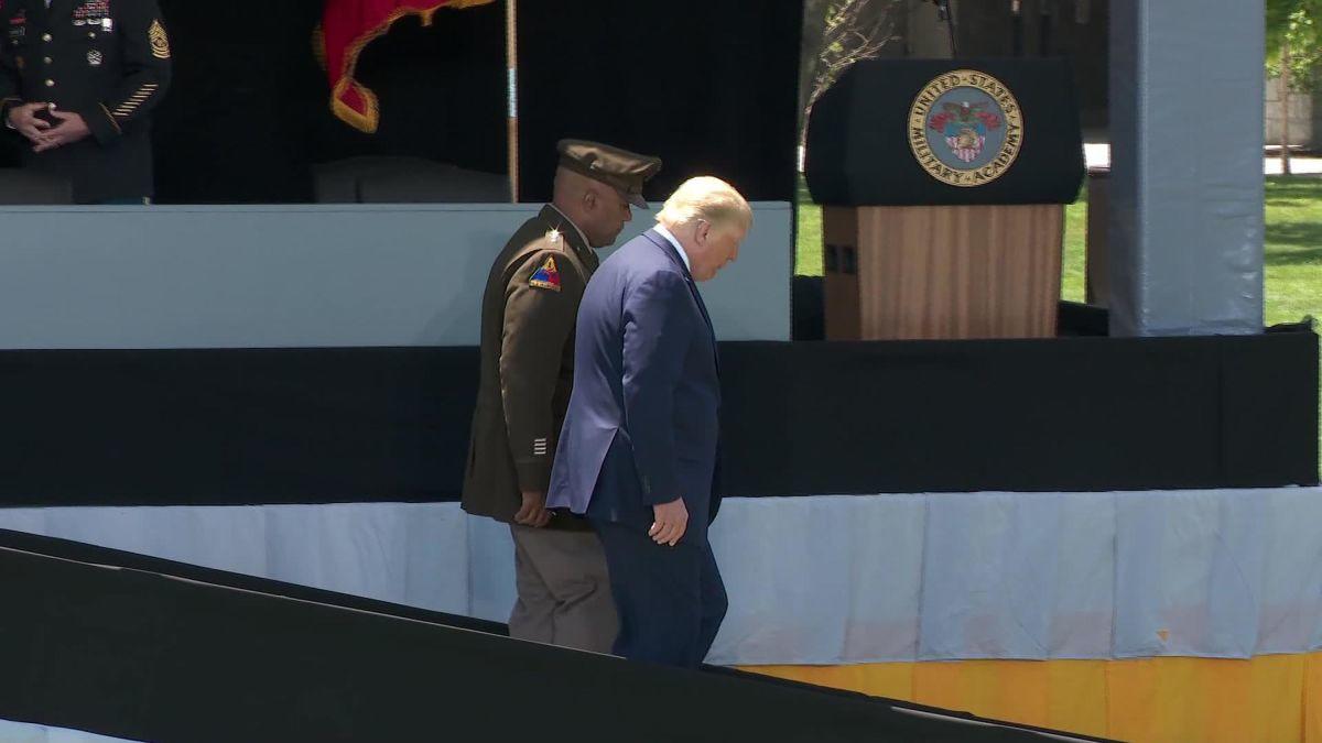 儿子近万张不雅照曝光自己又当众摔跤拜登祸不单行特朗普送慰问