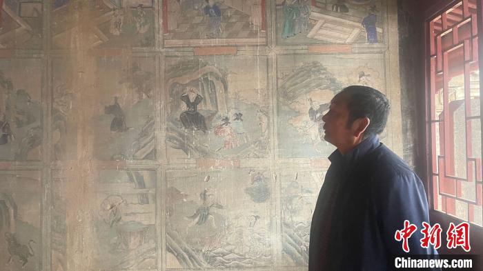 谷向东通过村里老人口口相传的历史故事，观察、研究着庙里的点点滴滴，感受着百年历史文化。 杨静 摄
