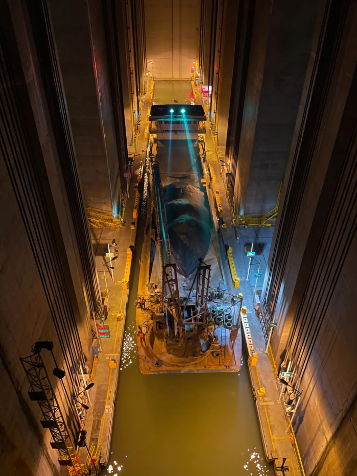 船舶通过向家坝升船机摄影:唐川林