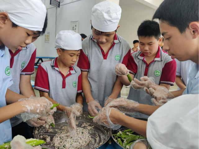 该校学生正在制作美食 学校供图