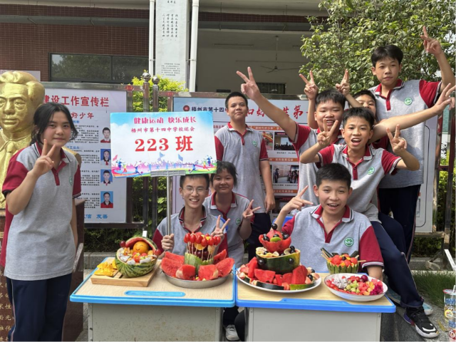 该校学生制作的水果拼盘 学校供图