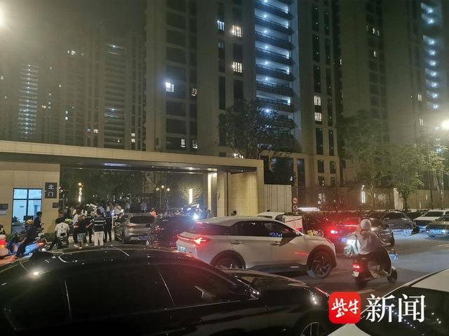 图为昨晚9点，金地都荟澜岸花园北门多辆私家车被挡不能回家