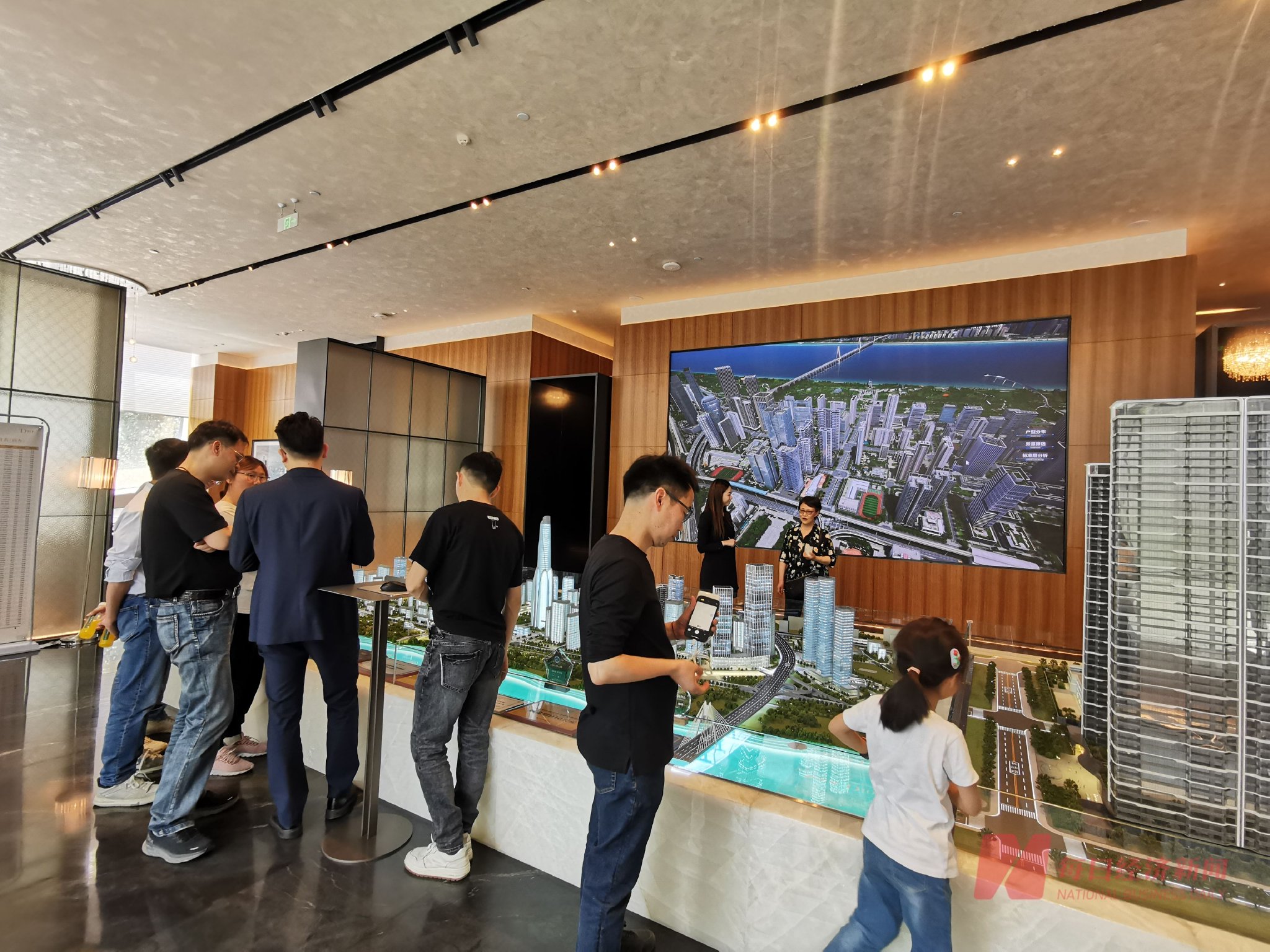 新希望d10项目售楼部的看房者&nbsp;图片来源:每经记者 陈利 摄