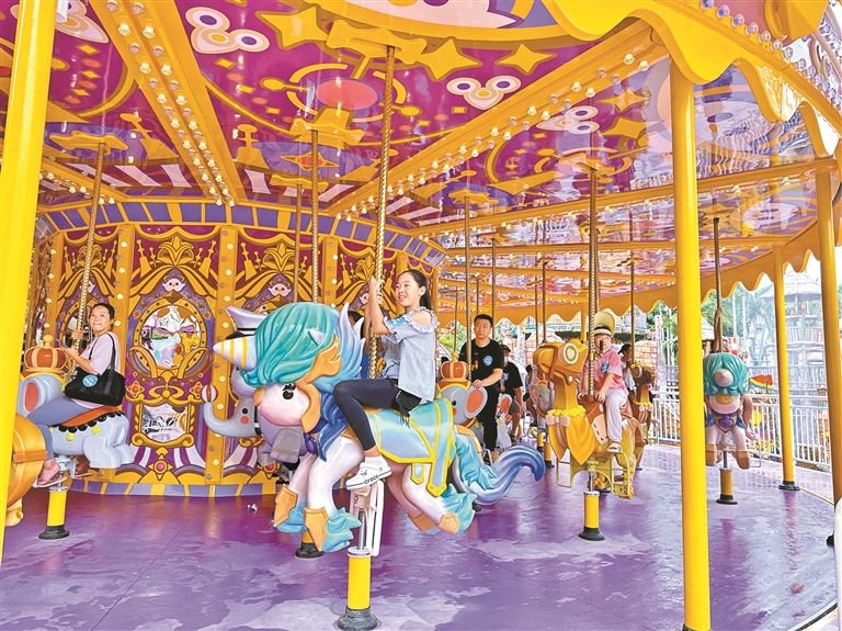 音乐主题双层旋转木马首次亮相深圳欢乐谷.