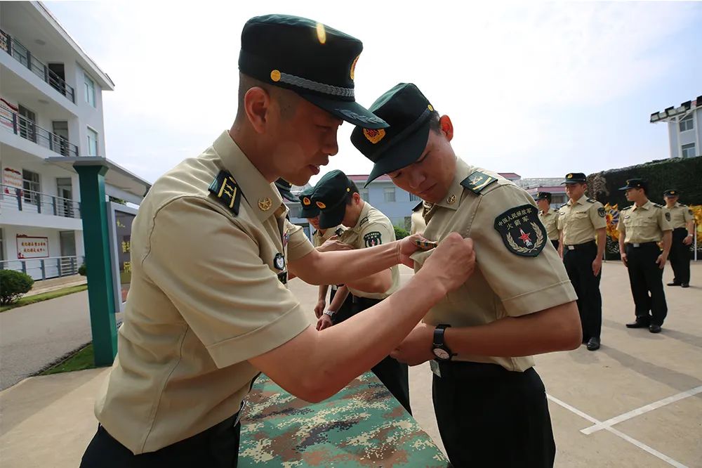 火箭军某部隆重举行授予勋表略章仪式|火箭军_新浪财经_新浪网