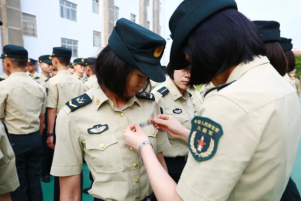 火箭军某部隆重举行授予勋表略章仪式