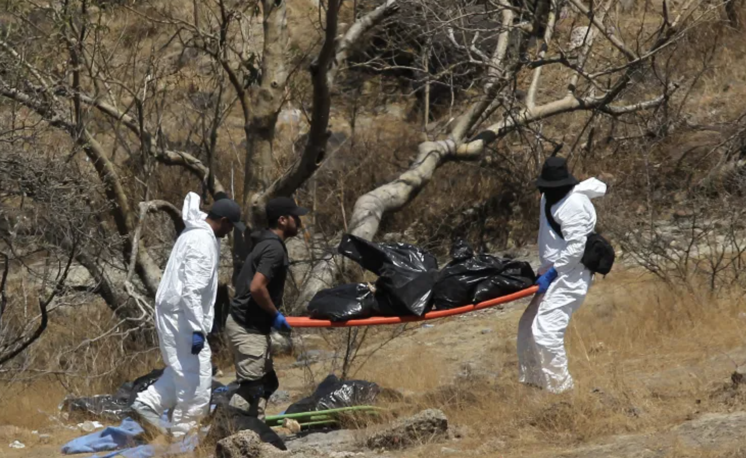 ↑墨西哥警方转移运送装有人体残骸的袋子