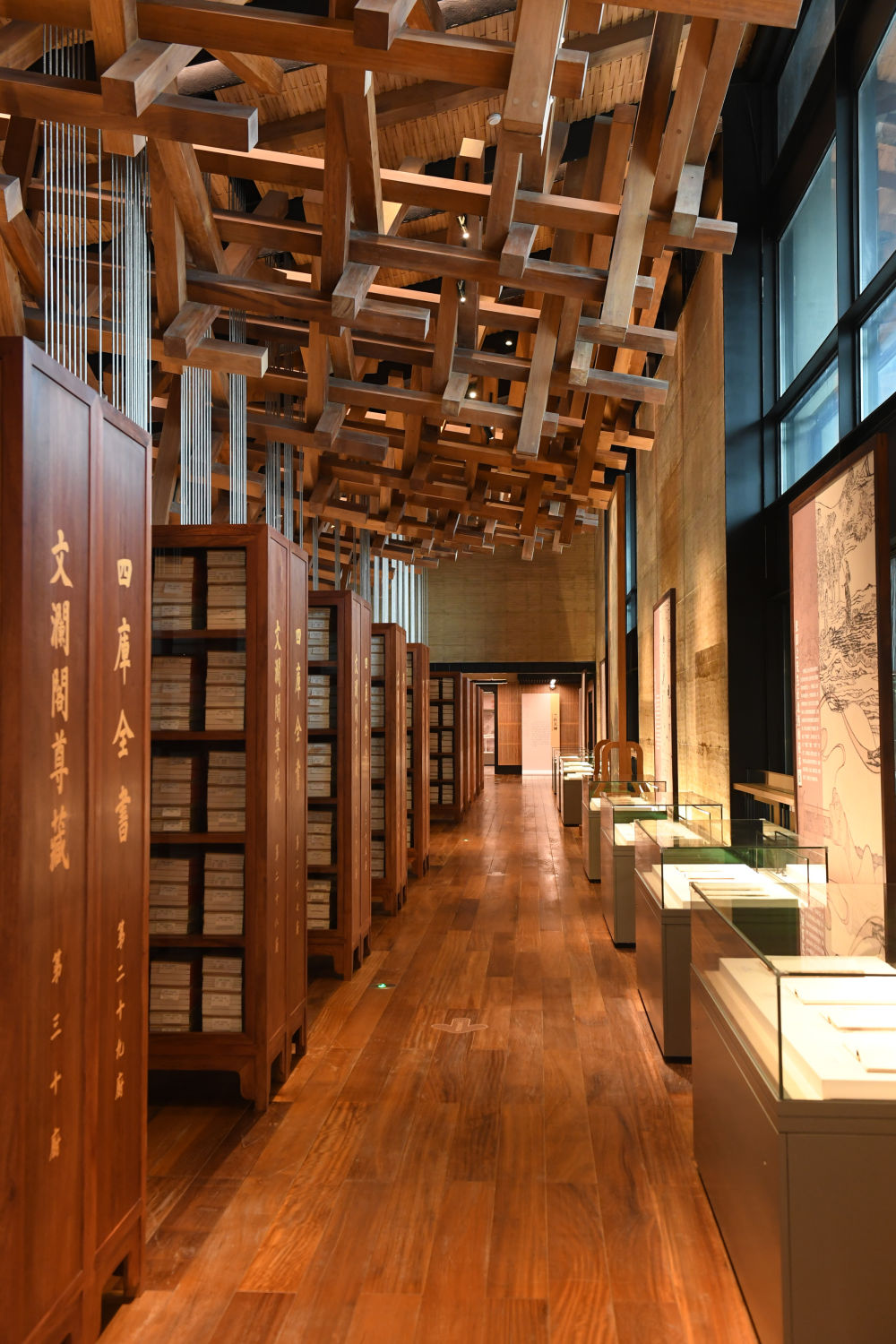 中国国家版本馆杭州分馆展示的文澜阁《四库全书》(5月31日摄).