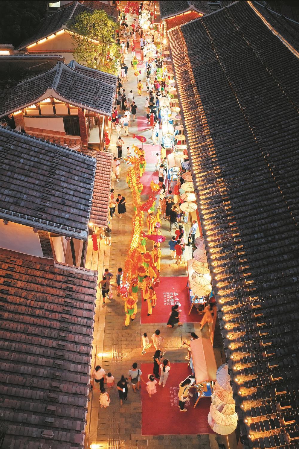 兴化府古街 兴化府历史文化街区县巷舞龙 佘琦辉 摄