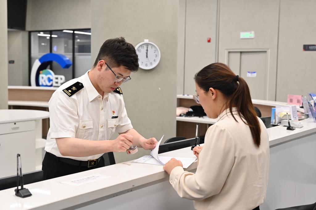 6月2日零时刚过，青岛海关关员签发山东首份对菲律宾RCEP原产地证书。（青岛海关供图）