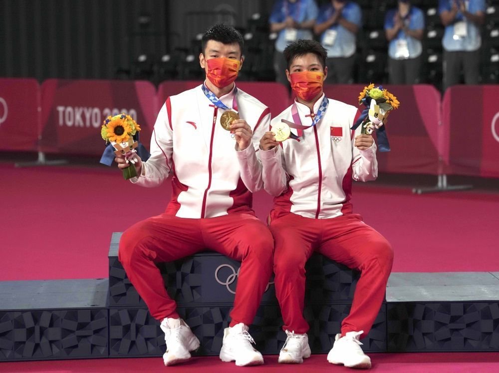 王懿律(左)/黄东萍在东京奥运会羽毛球混合双打决赛中夺冠