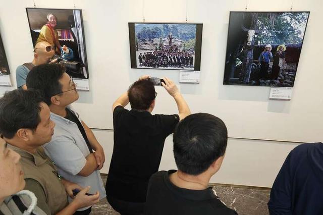 《佤山的表情》摄影展吸引了众多市民观展。刘建华/摄
