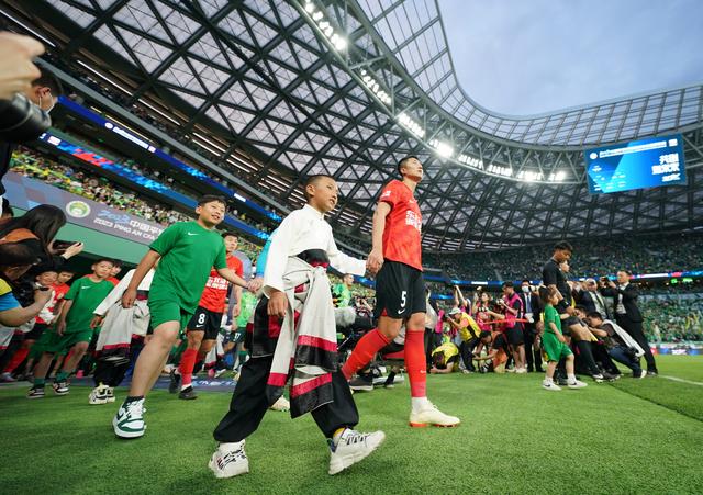 青海玉树足球少年作为球童入场. 新京报记者 王飞 摄