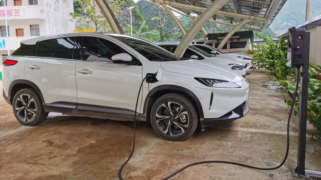 在广西大化县北景镇板兰村，一辆新能源汽车在充电。图源：新华社