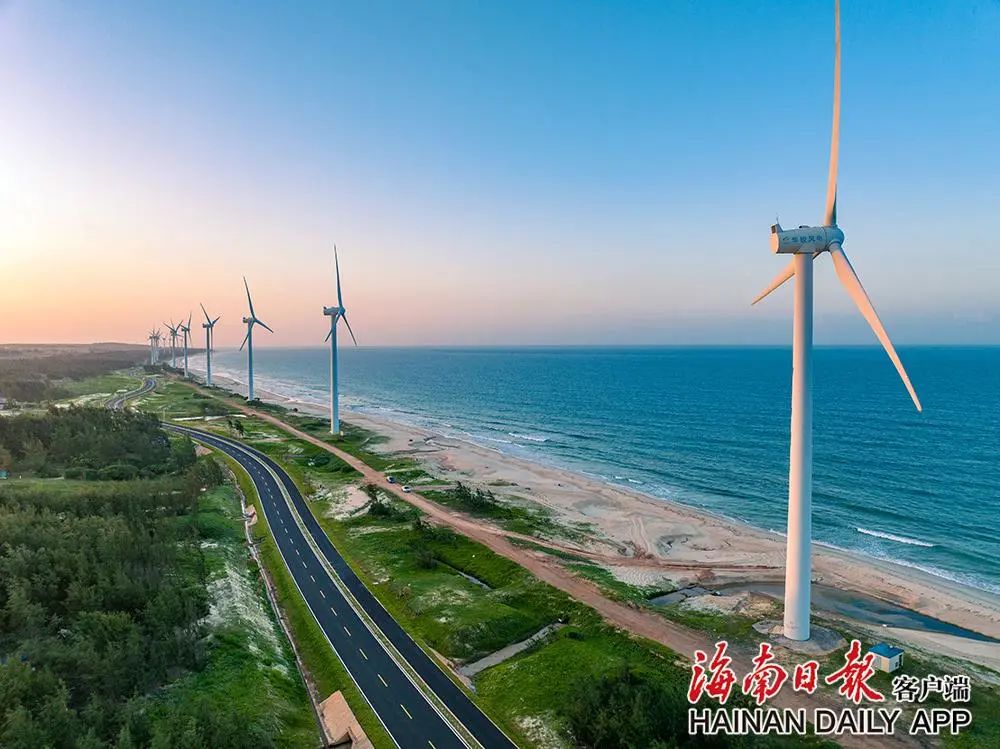 海南环岛旅游公路文昌木兰湾段风景如画.海南日报记者 李天平 摄