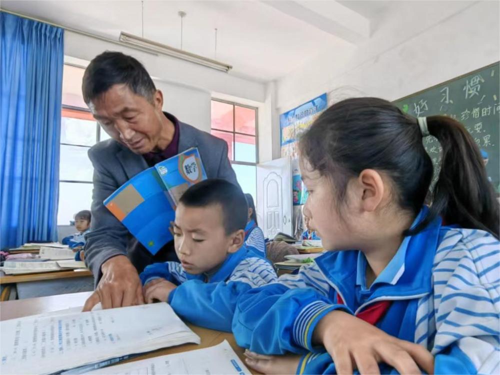 云南乡村教师付发祥在明德小学辅导孩子们学习。（受访者供图）